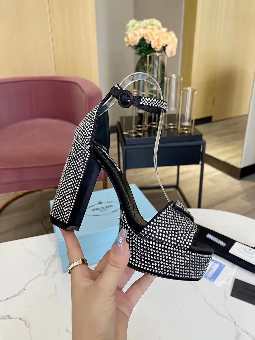 👟👟Ex-factory price 600👟👟 (imitation leather bottom-20) 👉New arrival👈Remove the original board and make a 1:1 replica‼ ️The highest version ✅ Prada's early spring catwalk hot style 😘The latest spring model Thick heel water platform rhinestone series (genuine leather outsole) (simulated leather sole) A must-have for goddesses The upper and the feet are super beautiful 👉The upper is made of imported open-edge beaded cowhide, soft and textured, lining + foot pads, imported sheepskin, breathable and comfortable, private model water platform, heel platform 3.5M, heel height 11.5M Code number 35M-39M (34 40 414243 (custom-made, non-refundable and non-exchangeable)